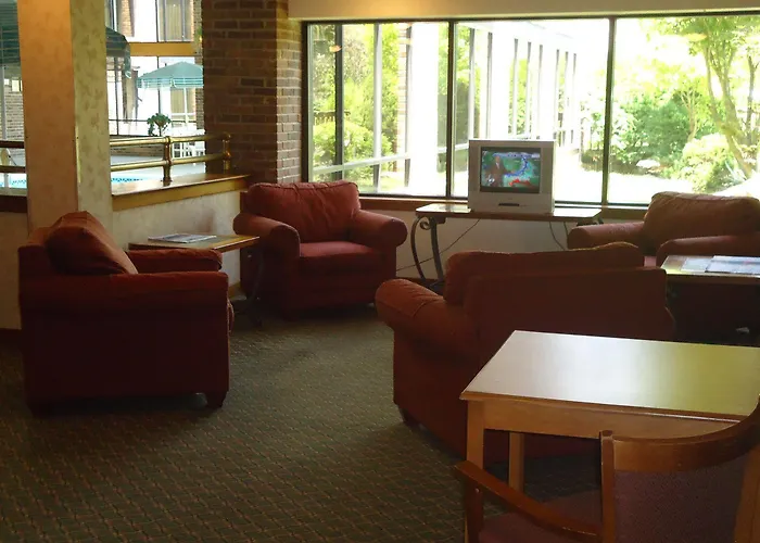 Hotel Magnuson Grand And Conference Center