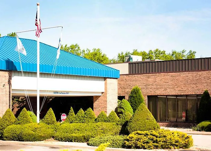 Hotel Magnuson Grand And Conference Center